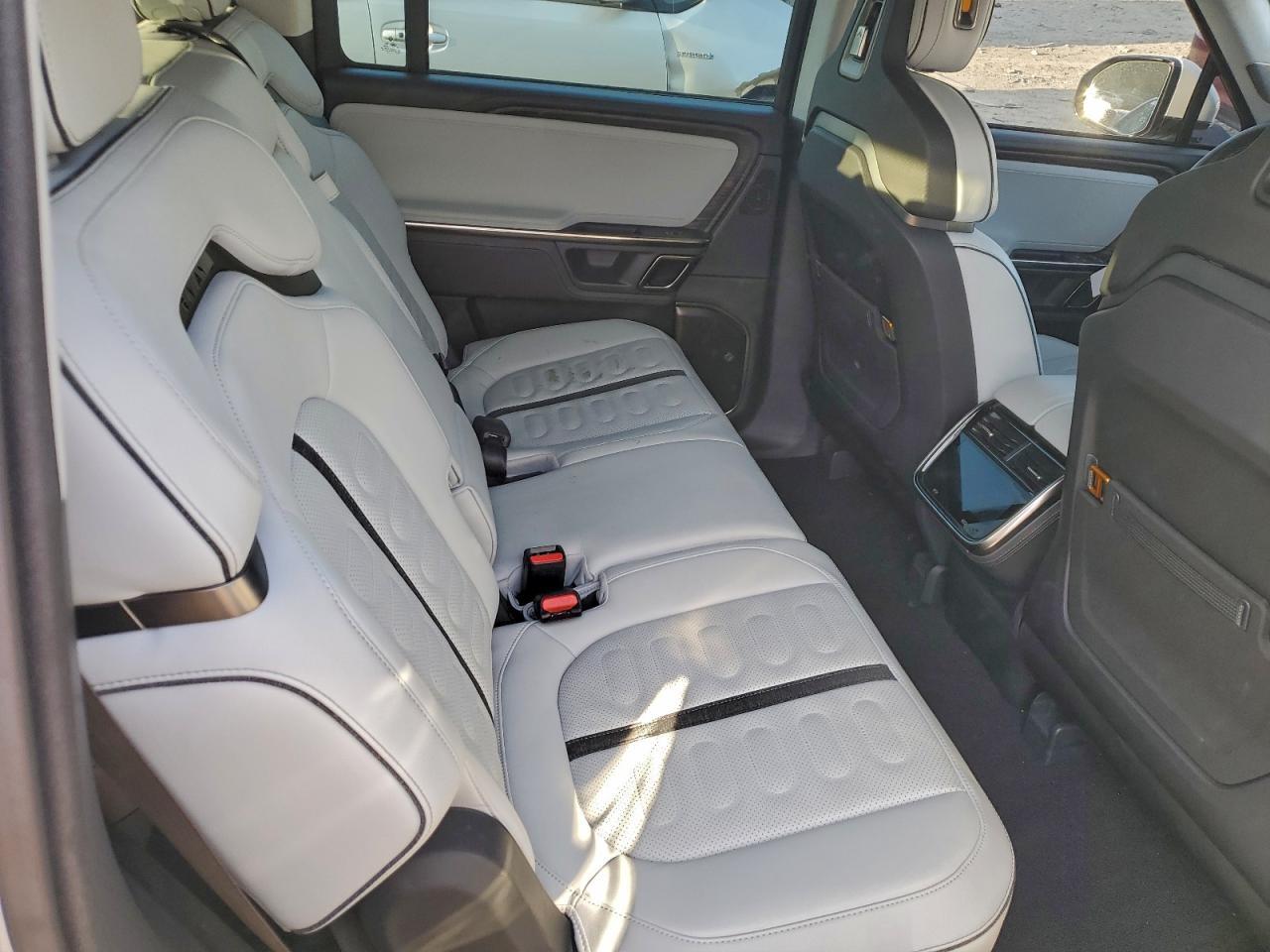 2023 RIVIAN R1s