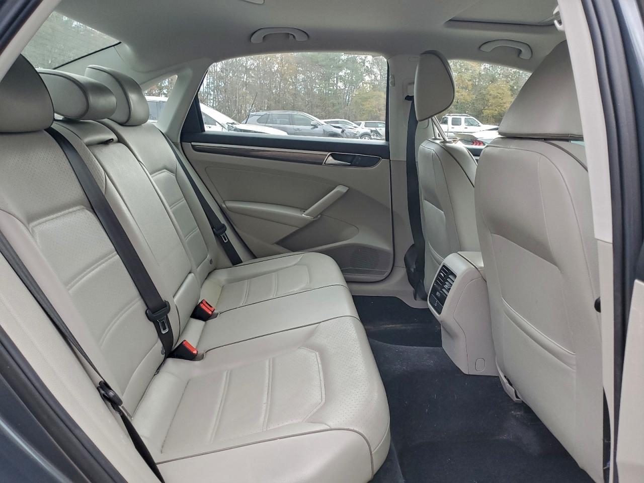 2016 VOLKSWAGEN Passat