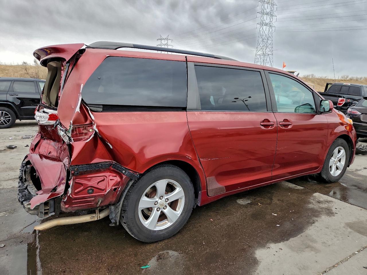 2011 TOYOTA SIENNA