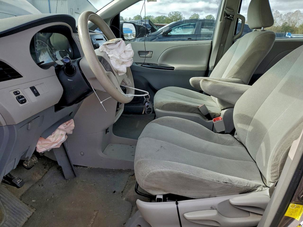 2012 TOYOTA SIENNA