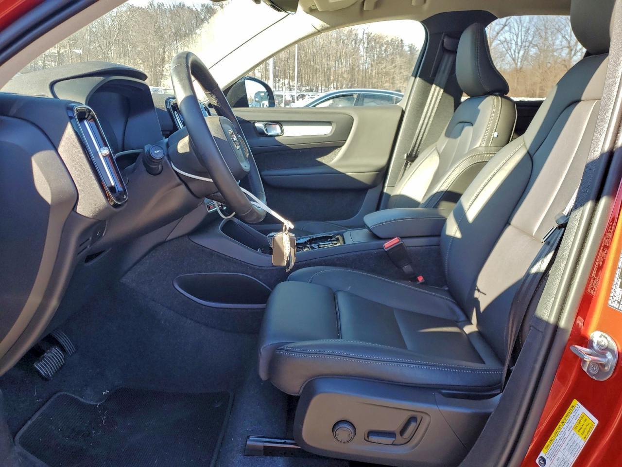 2025 VOLVO XC40