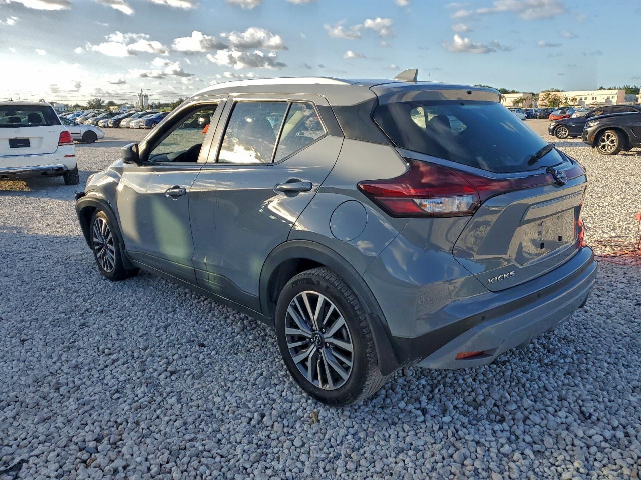 2023 NISSAN KICKS