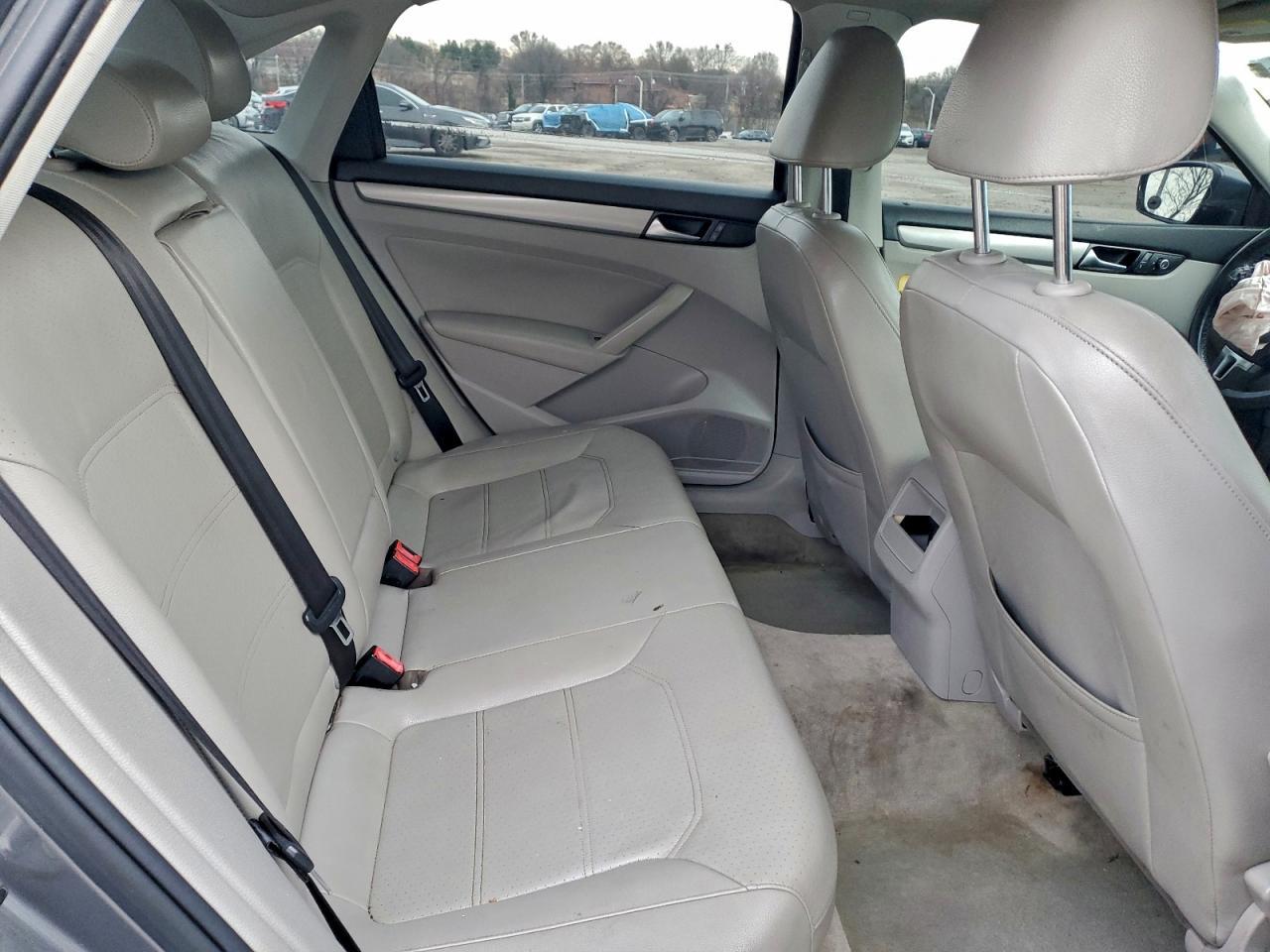 2014 VOLKSWAGEN Passat