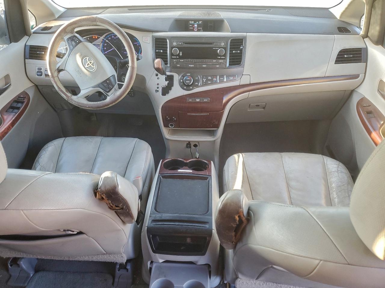 2011 TOYOTA SIENNA