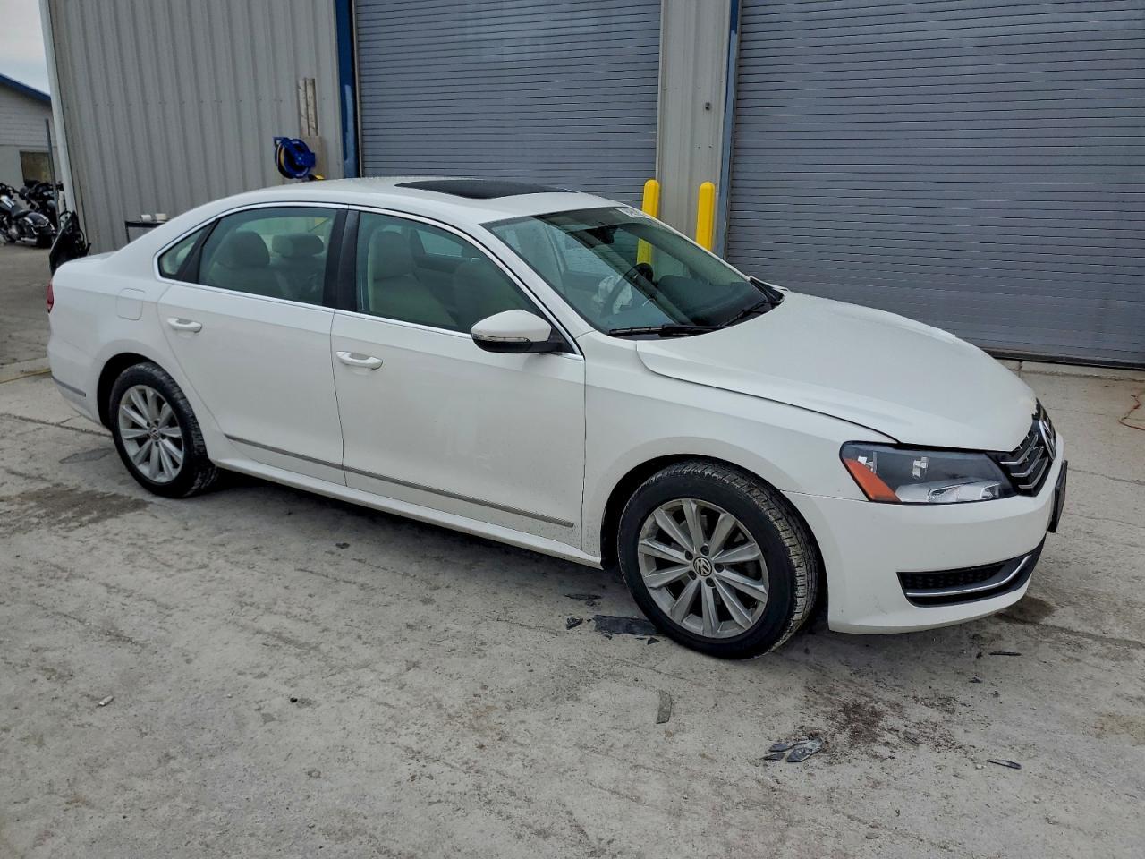 2012 VOLKSWAGEN Passat
