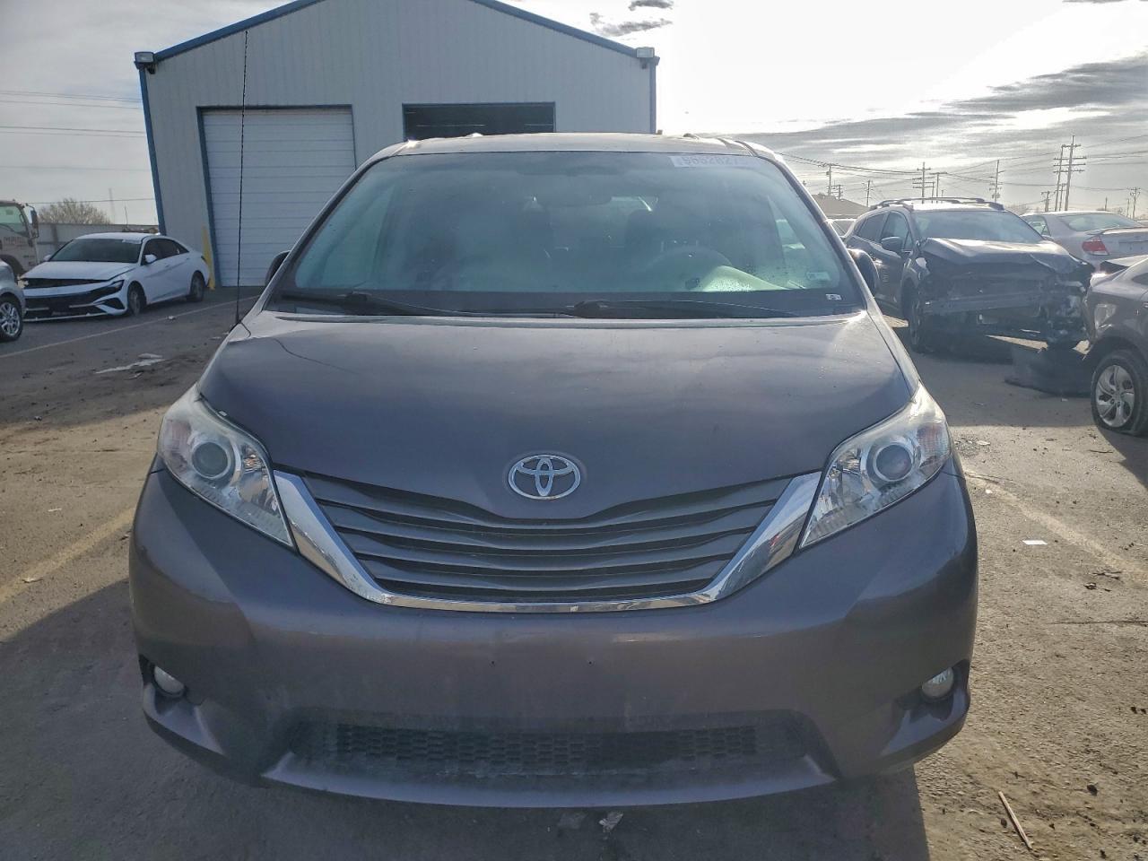 2012 TOYOTA SIENNA