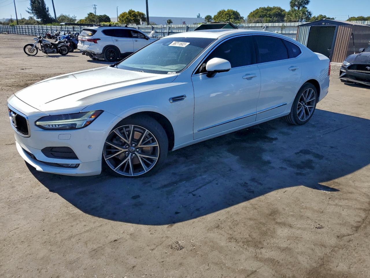 2017 VOLVO S90