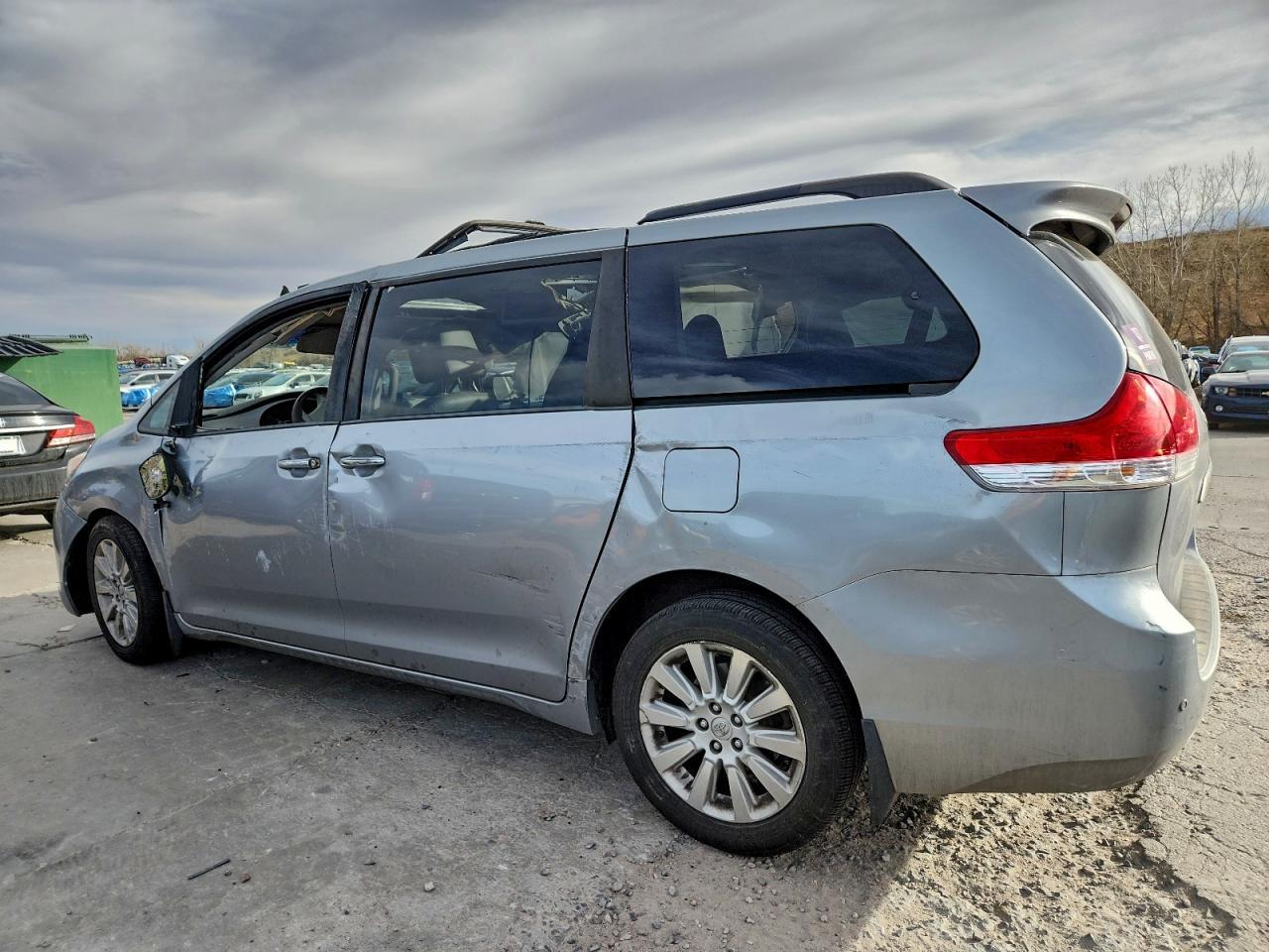 2013 TOYOTA SIENNA