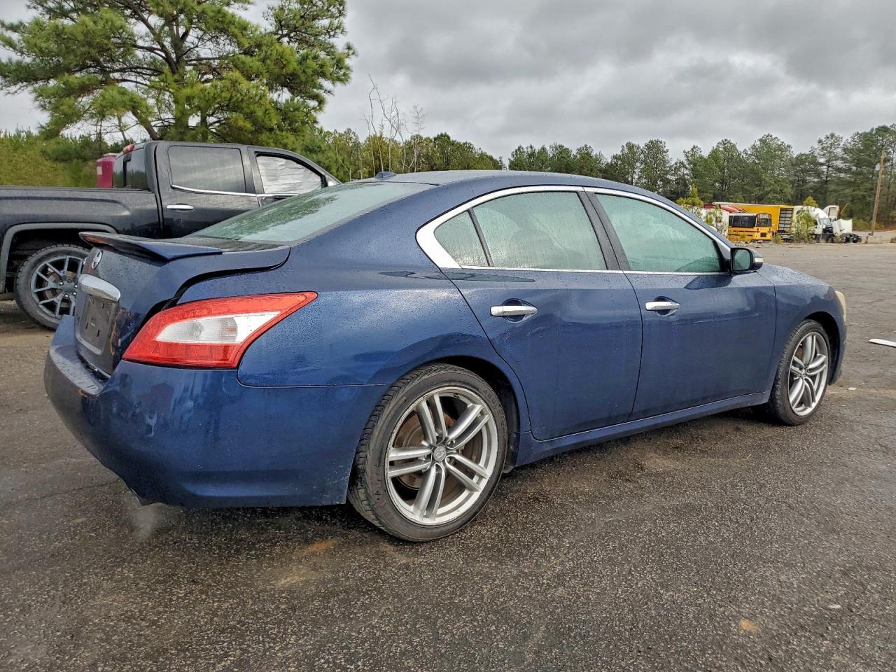 2011 NISSAN Maxima