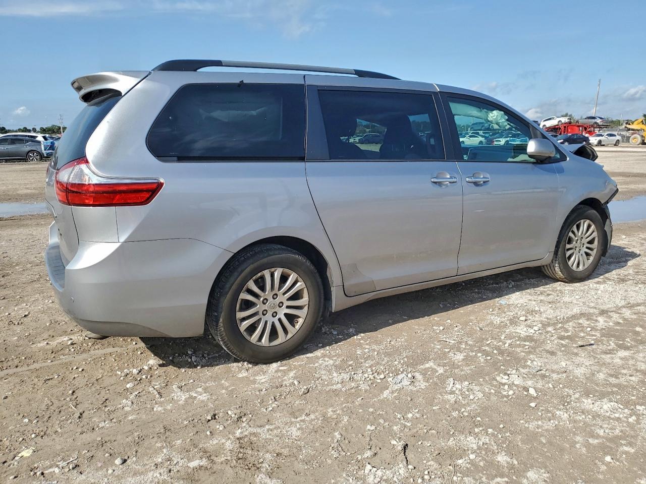 2015 TOYOTA SIENNA