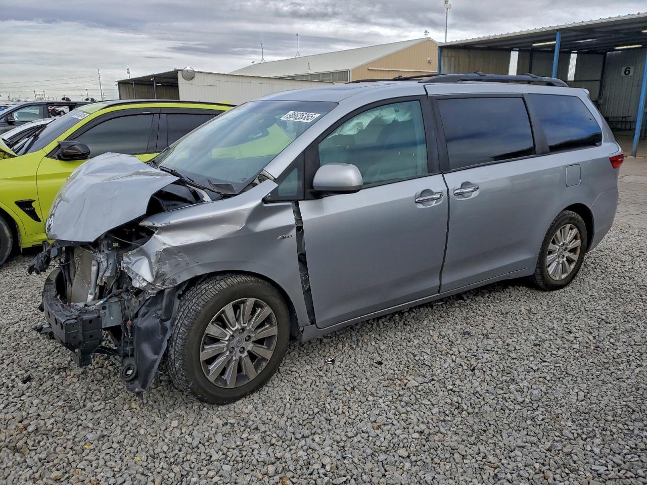 2016 TOYOTA SIENNA