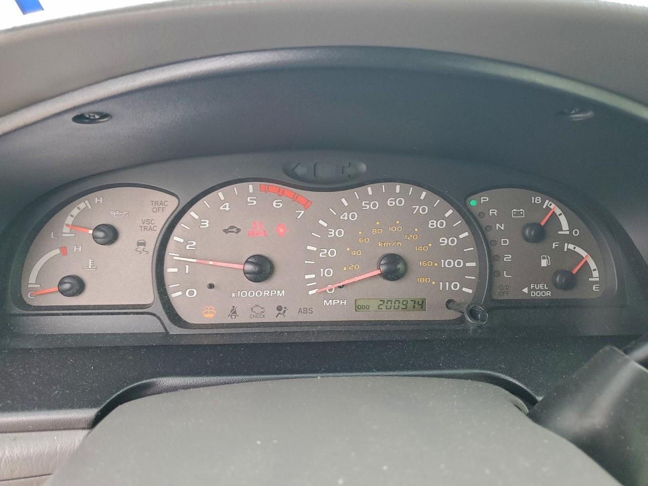 2004 TOYOTA Sequoia