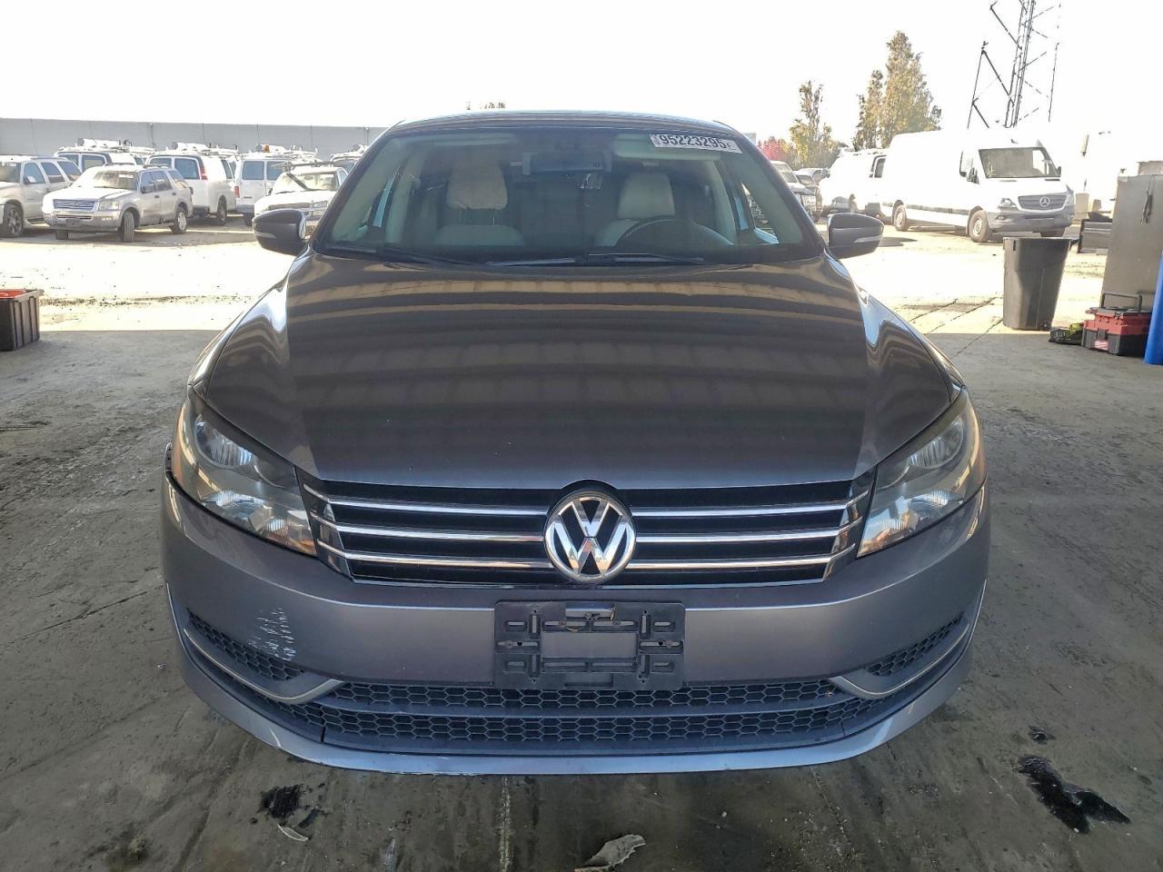 2014 VOLKSWAGEN Passat
