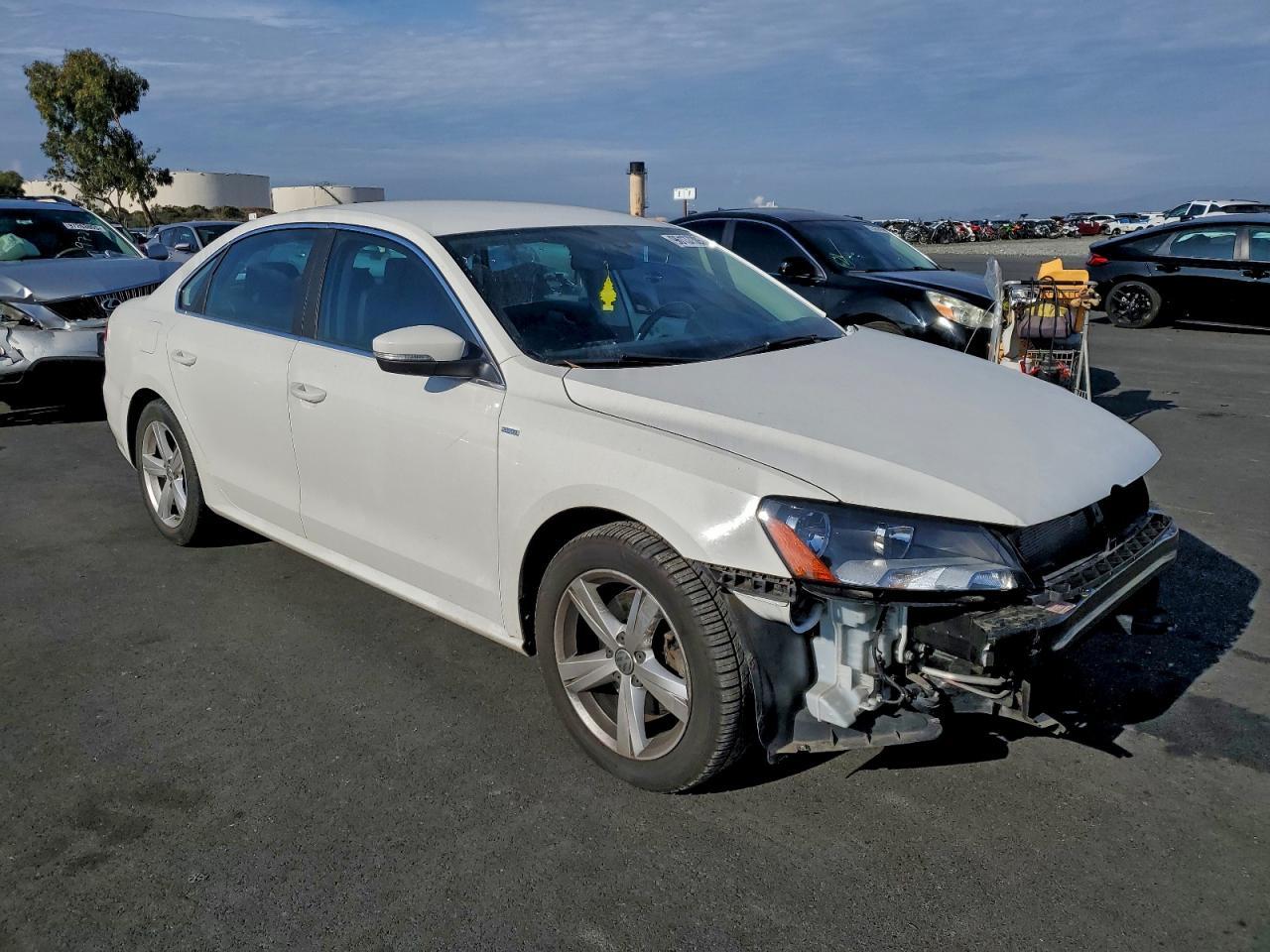 2014 VOLKSWAGEN Passat