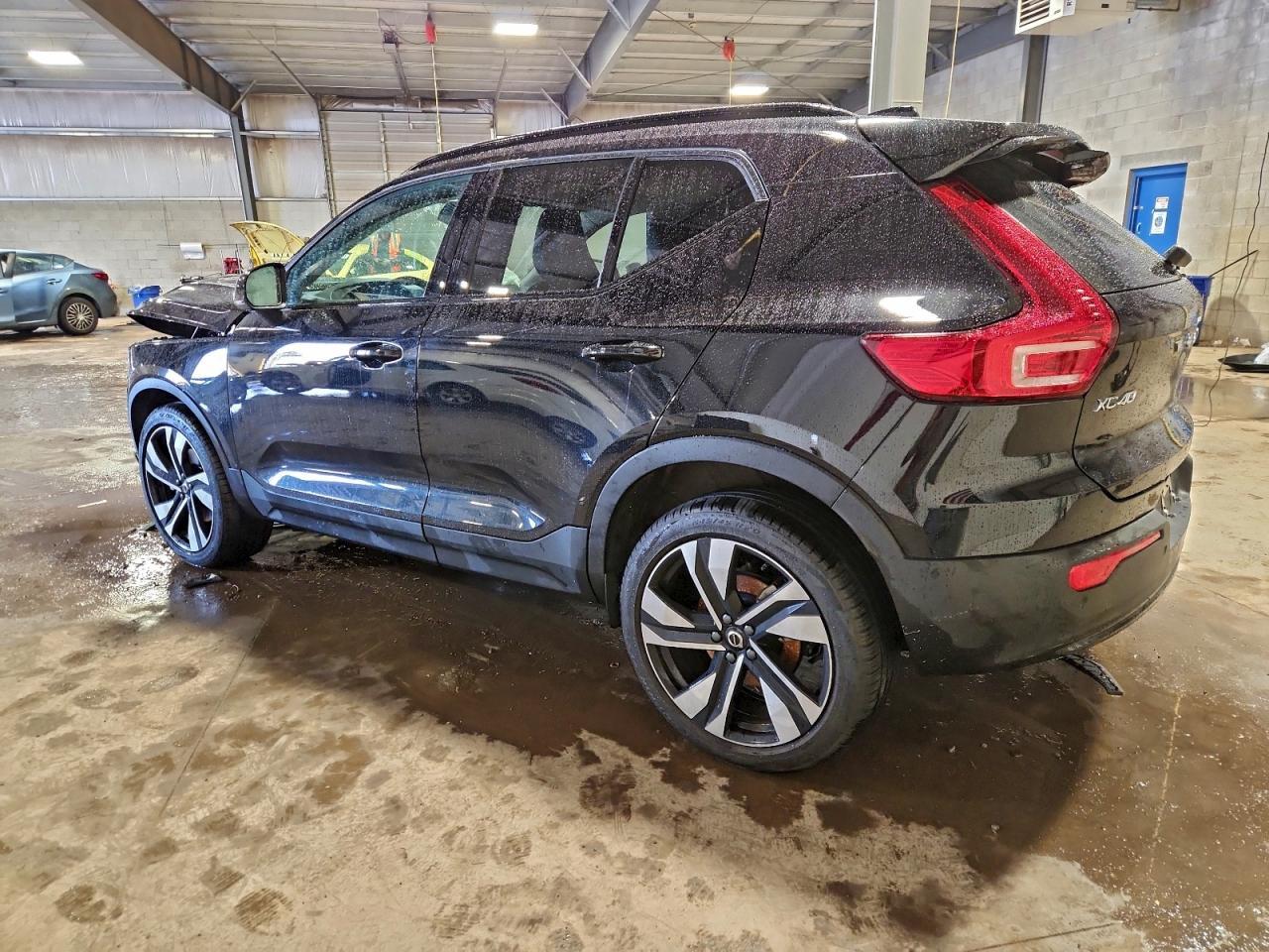 2023 VOLVO XC40