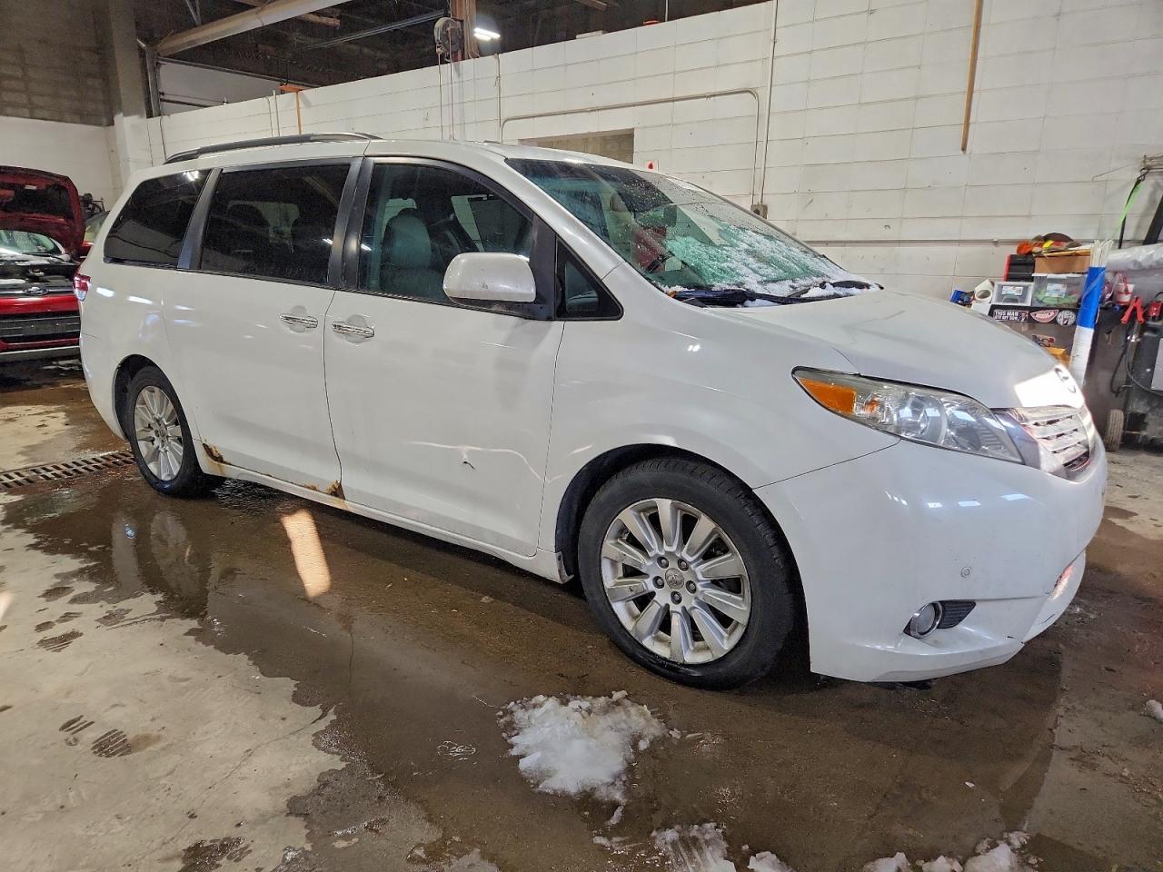 2012 TOYOTA SIENNA