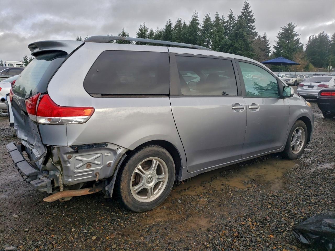2011 TOYOTA SIENNA