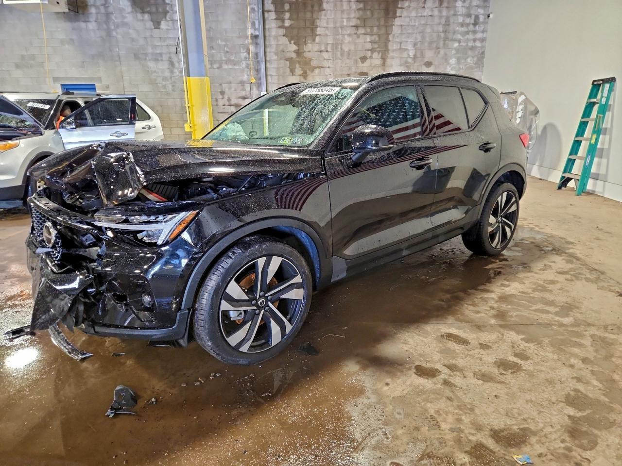 2023 VOLVO XC40