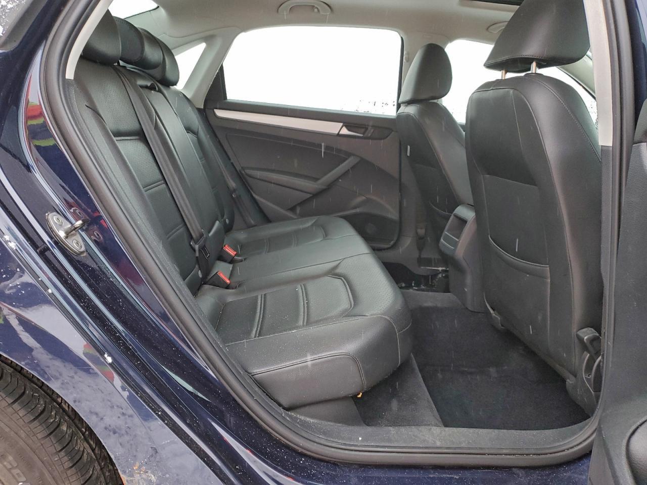 2012 VOLKSWAGEN Passat