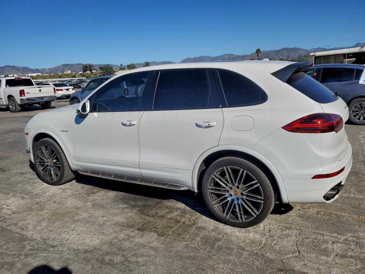 2017 PORSCHE CAYENNE