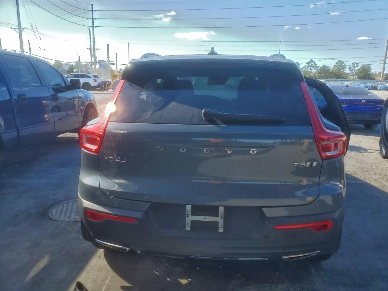 2020 VOLVO XC40