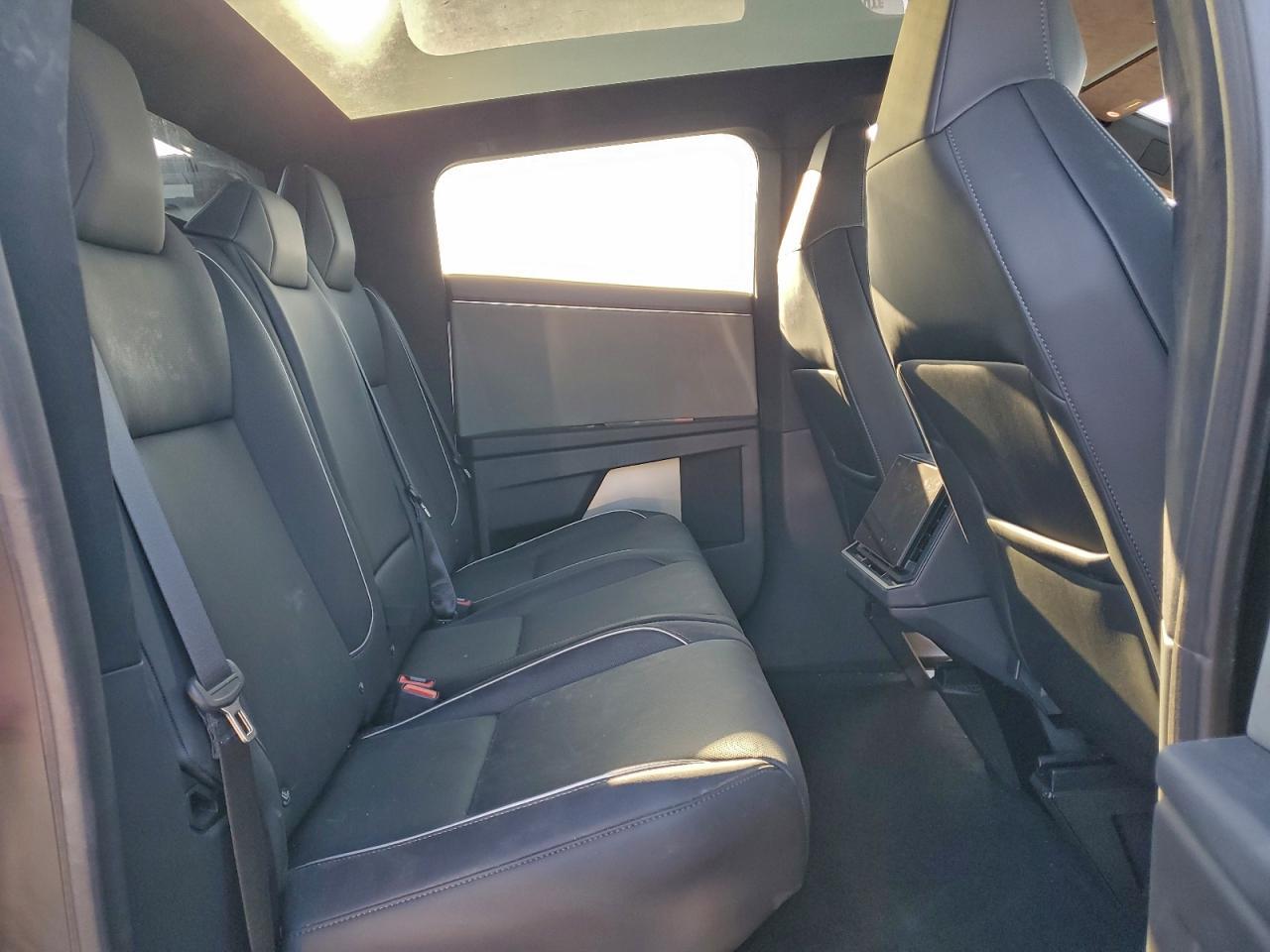 2025 TESLA Cybertruck