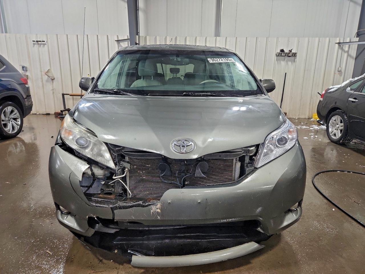 2012 TOYOTA SIENNA