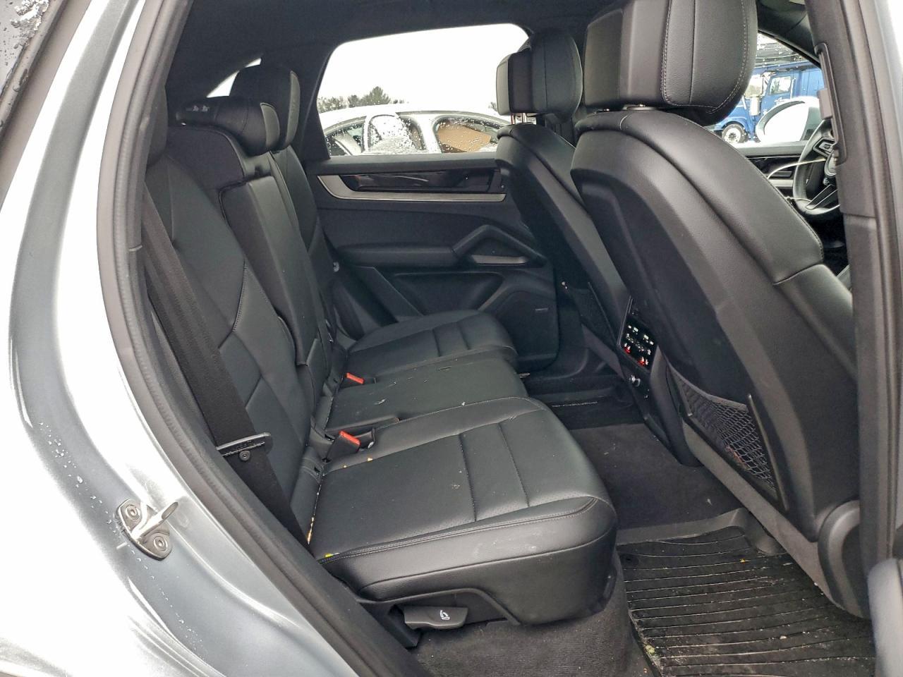 2024 PORSCHE CAYENNE