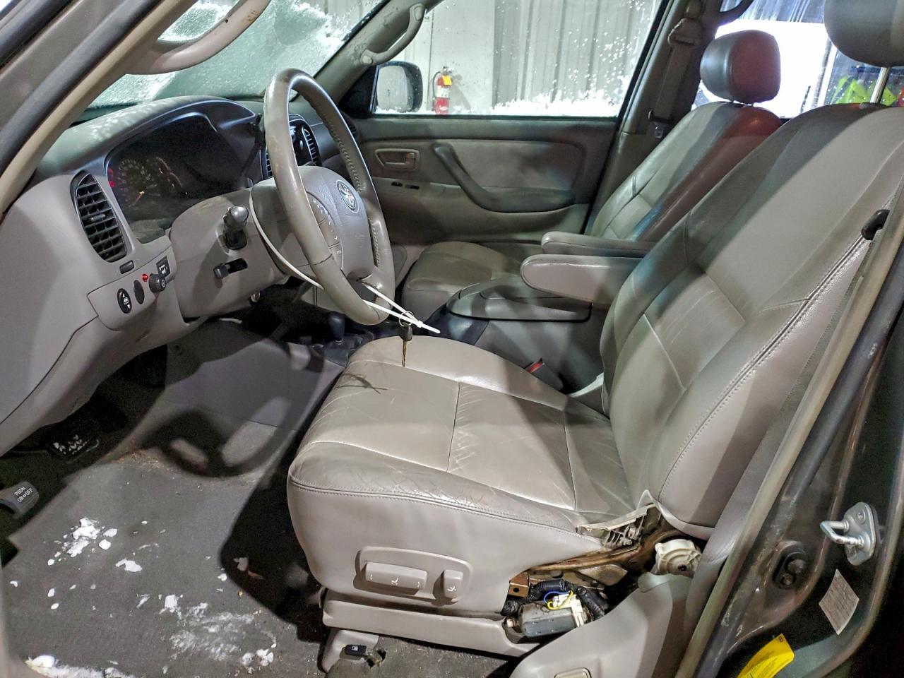 2004 TOYOTA Sequoia