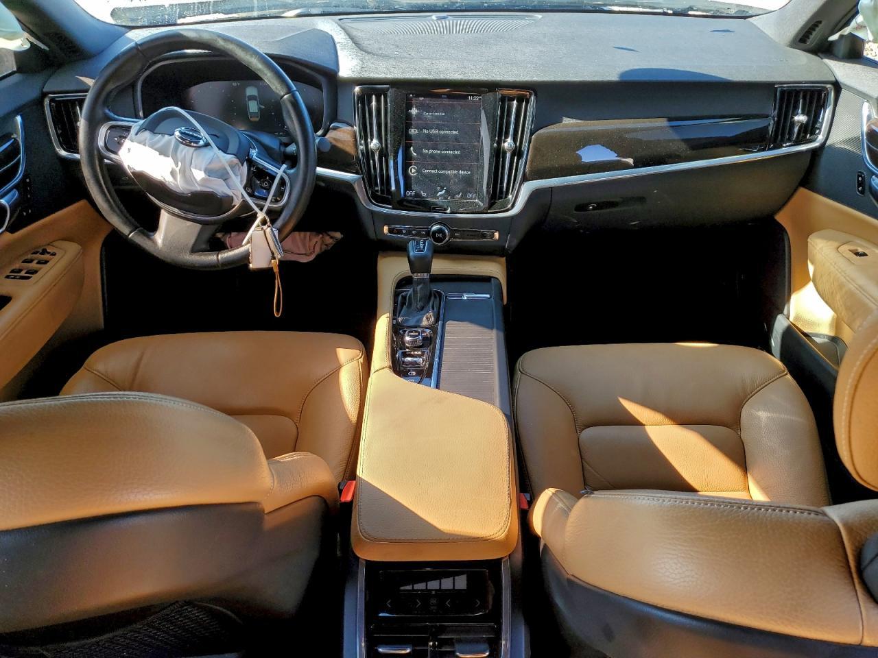2017 VOLVO S90