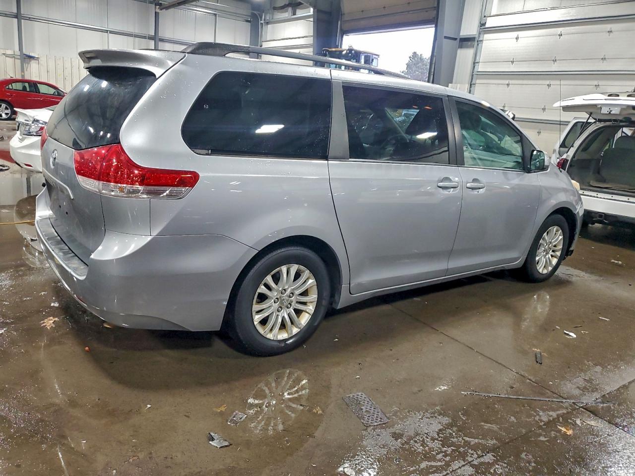 2012 TOYOTA SIENNA