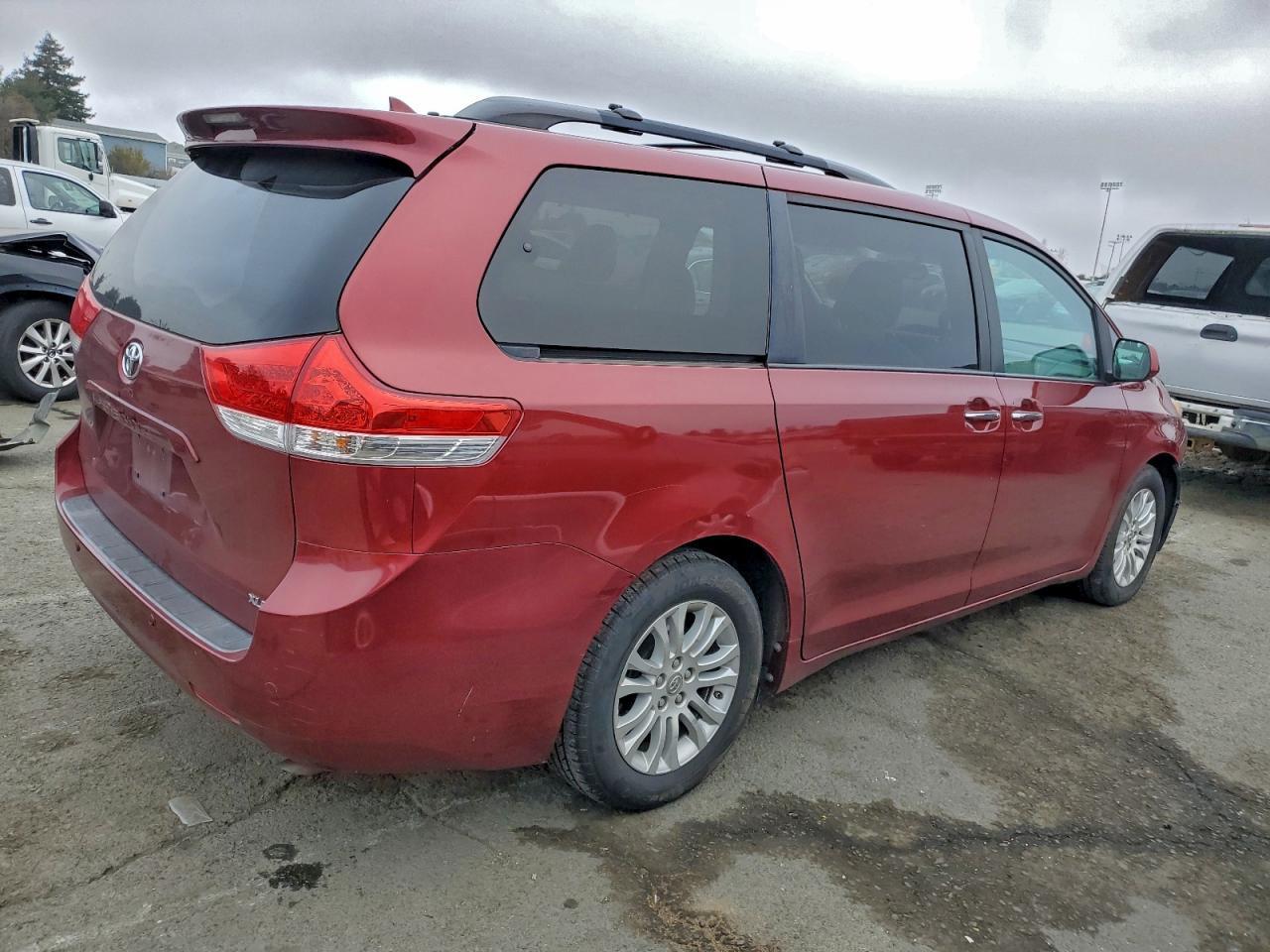 2012 TOYOTA SIENNA