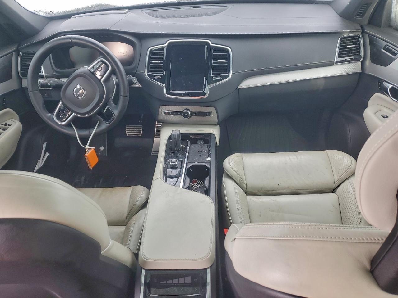 2022 VOLVO XC90