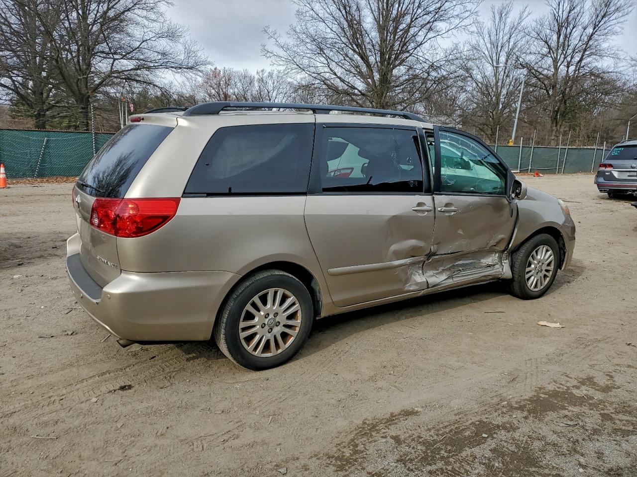 2010 TOYOTA SIENNA