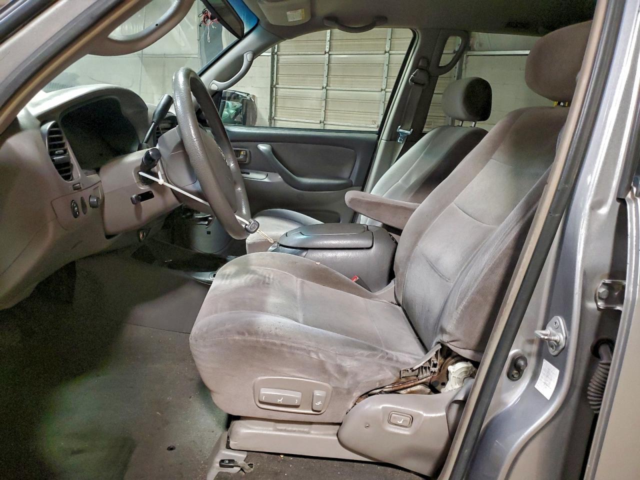 2004 TOYOTA Sequoia