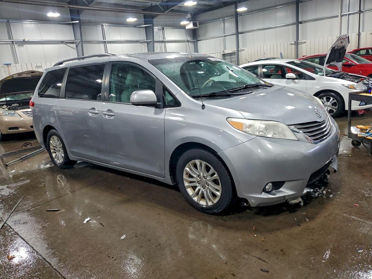 2012 TOYOTA SIENNA
