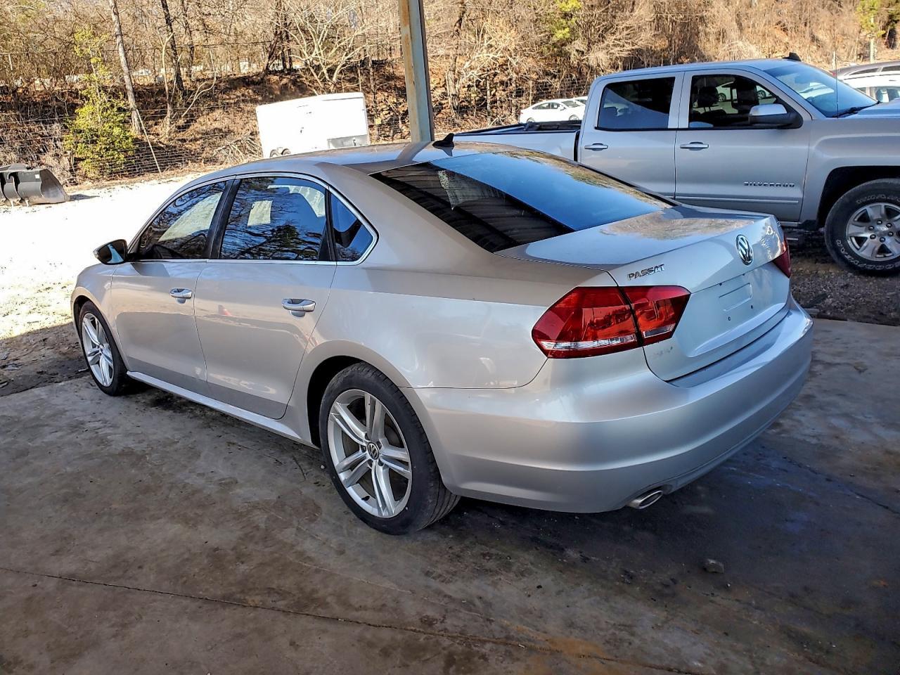 2012 VOLKSWAGEN Passat
