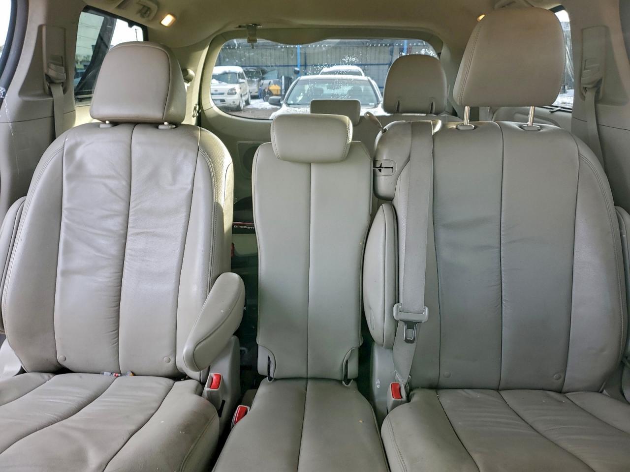 2011 TOYOTA SIENNA