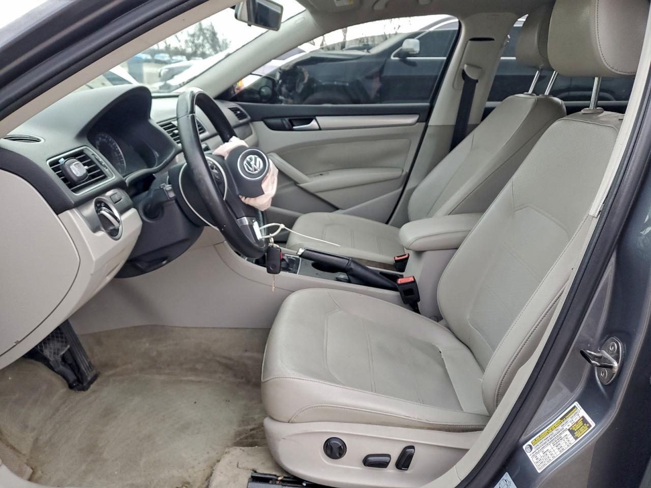 2014 VOLKSWAGEN Passat