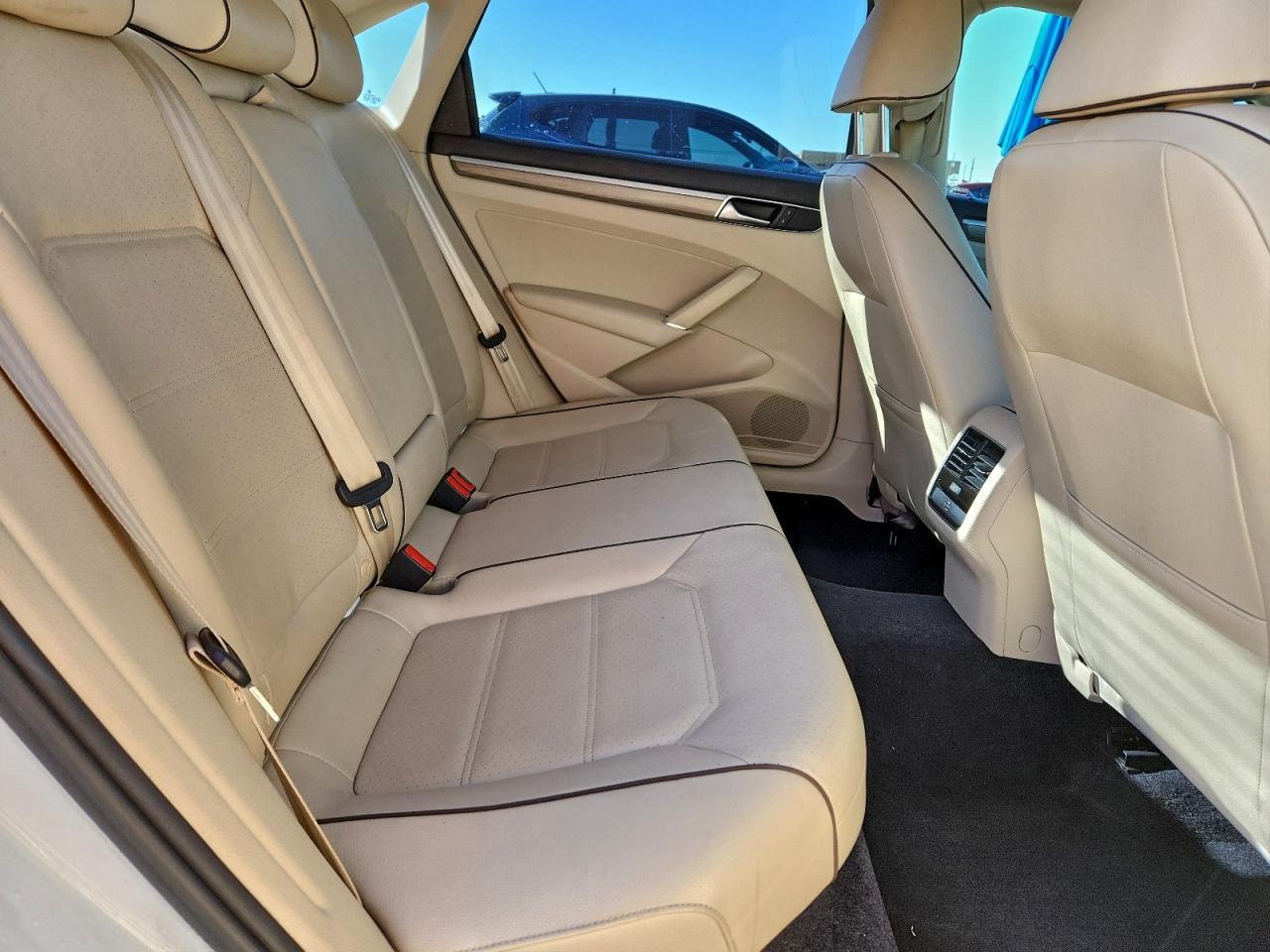 2017 VOLKSWAGEN Passat