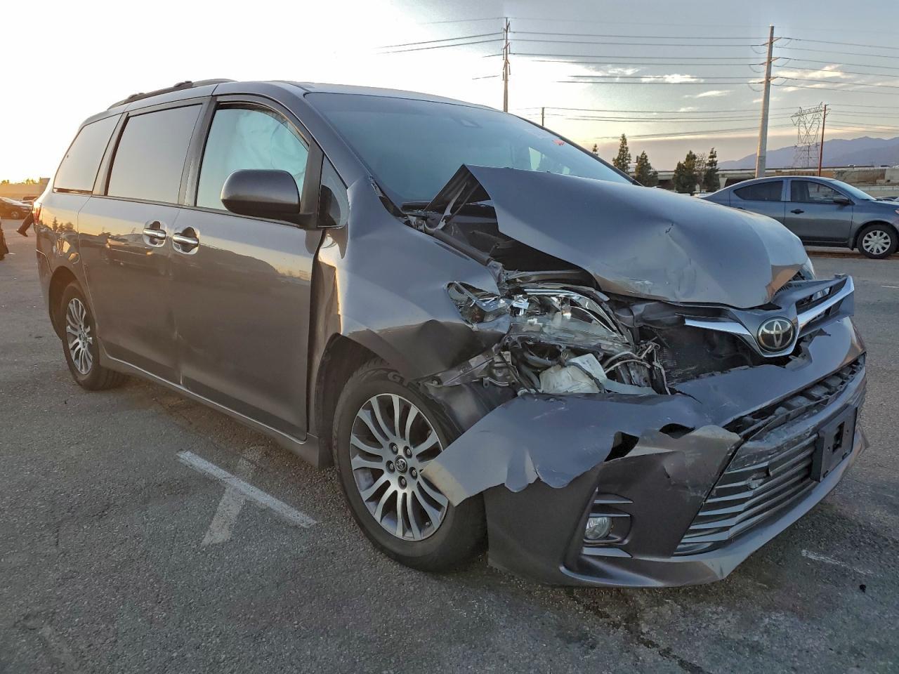 2018 TOYOTA SIENNA