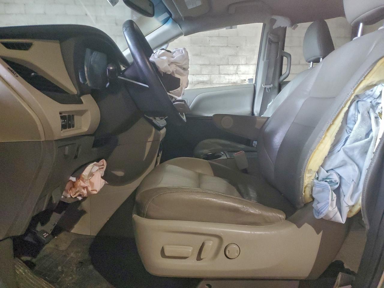 2015 TOYOTA SIENNA