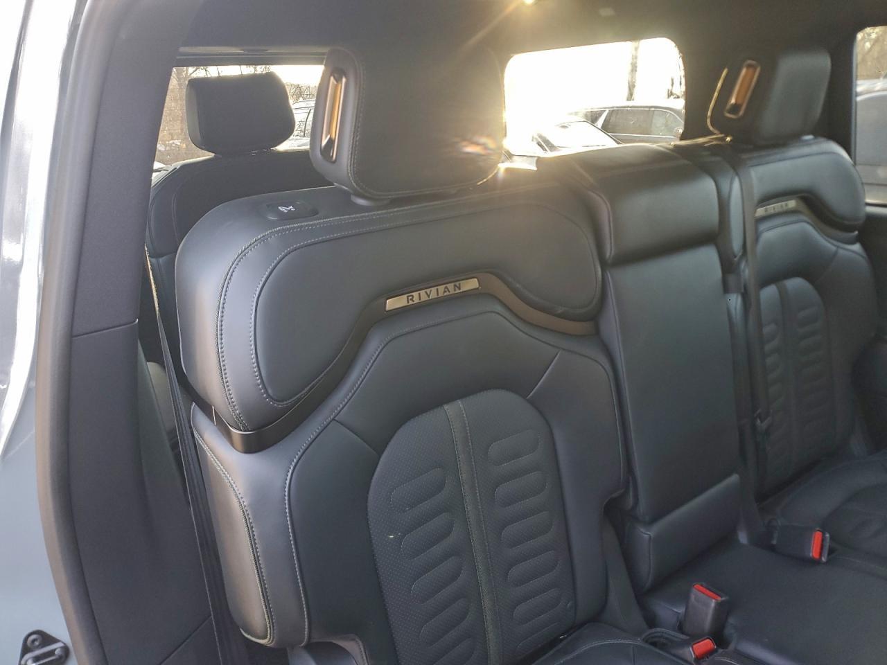2025 RIVIAN R1s