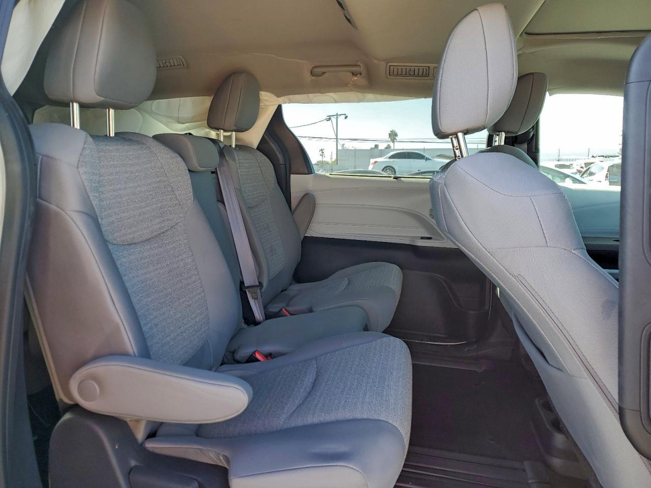 2025 TOYOTA SIENNA