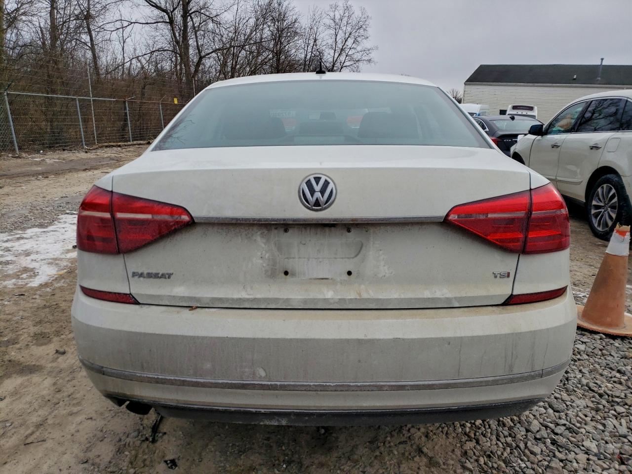 2016 VOLKSWAGEN Passat