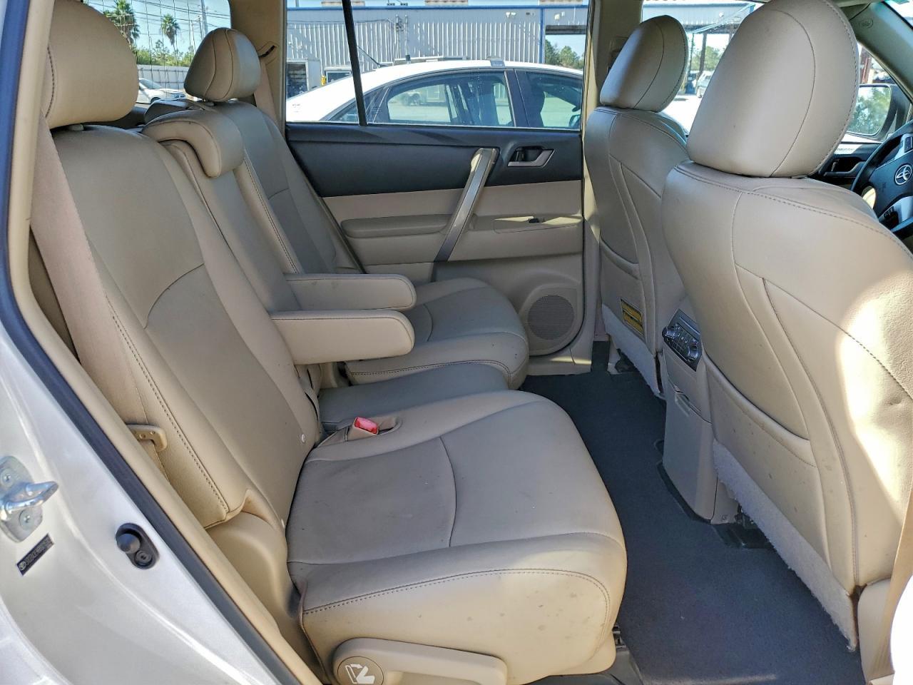 2011 TOYOTA HIGHLANDER