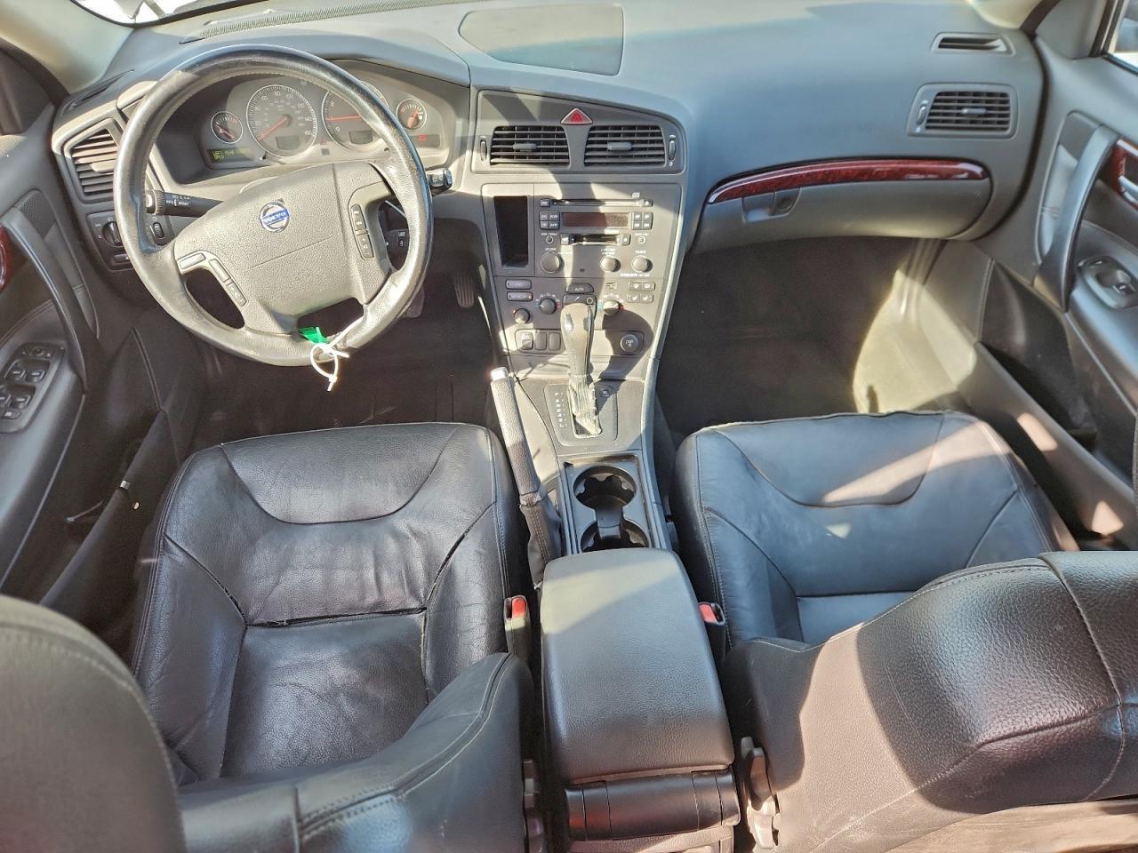2004 VOLVO V70