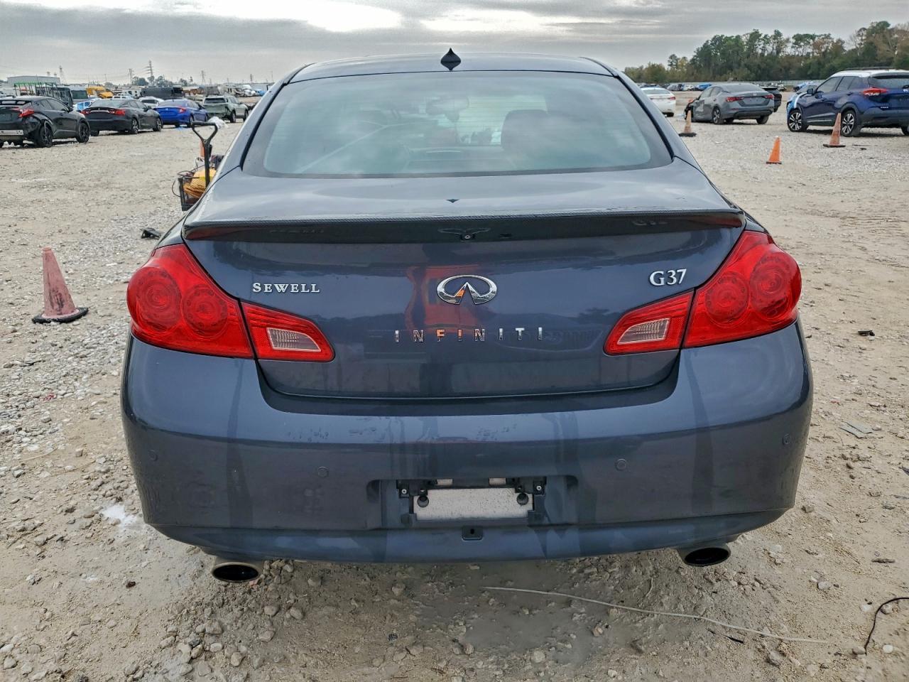 2011 INFINITI G37