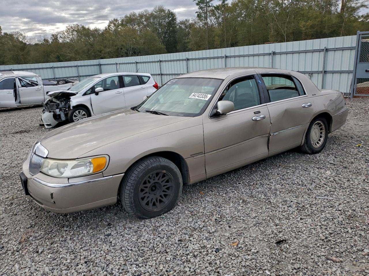 2001 LINCOLN Town Car