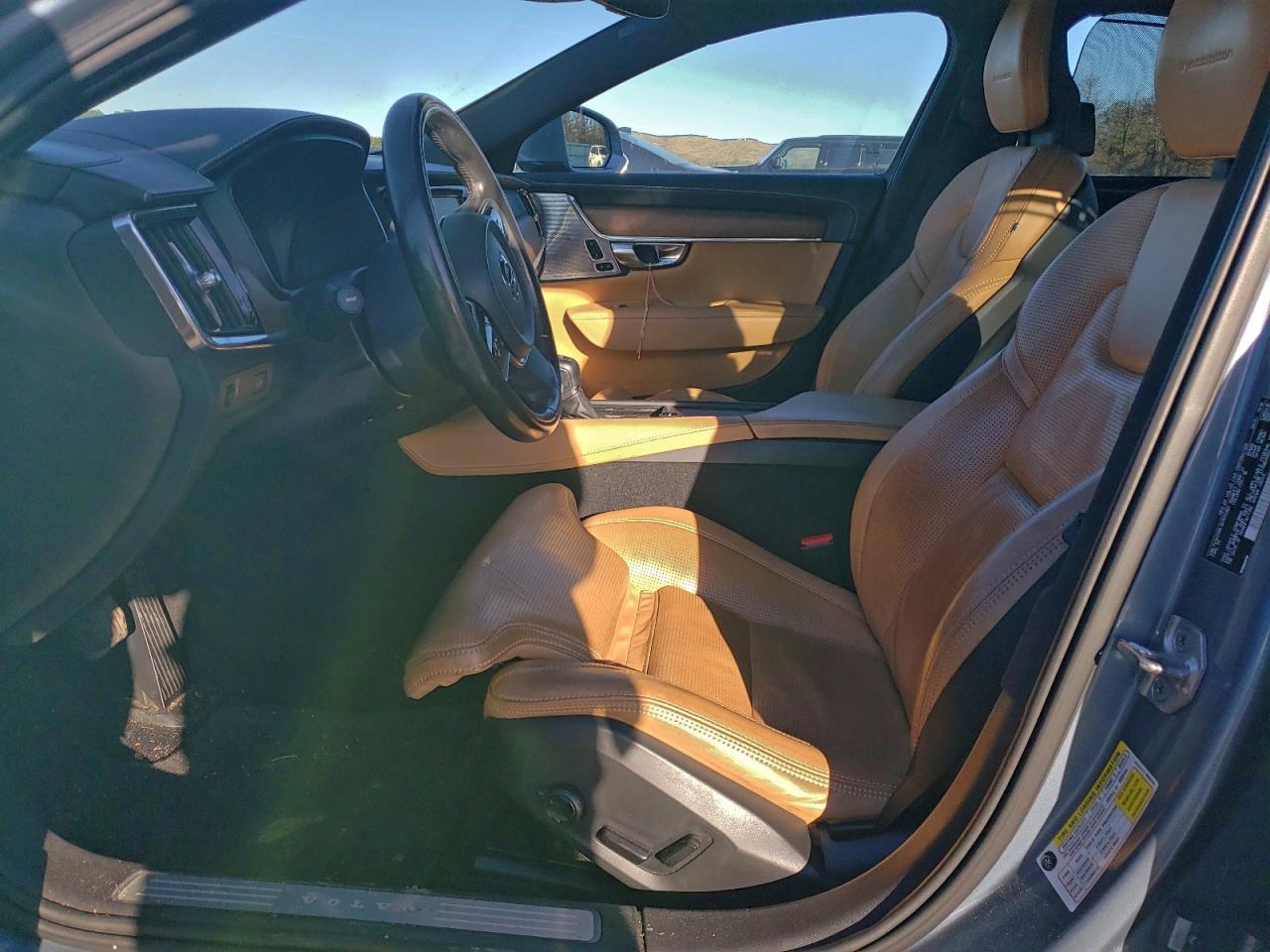 2017 VOLVO S90